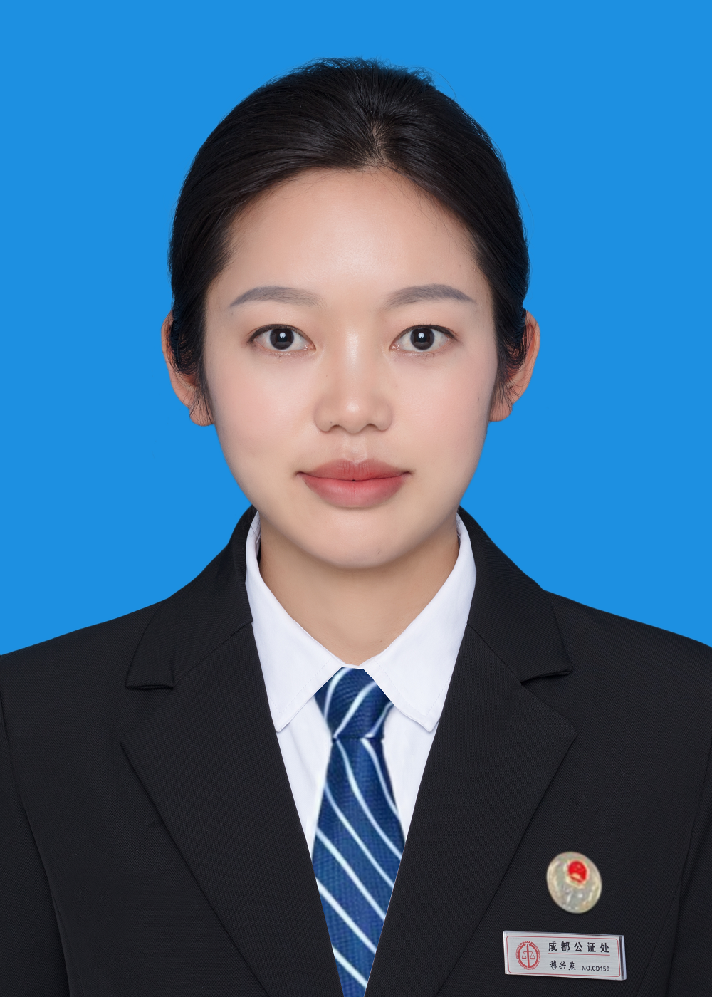 5 穆兴燕，大学本科，公证员。联系电话86260106